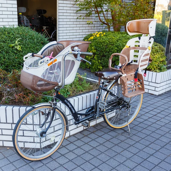 La bicicletta con seggiolini — Foto Stock