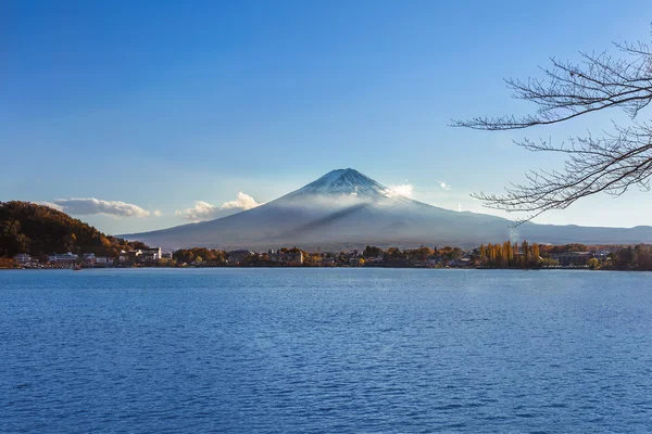 Mt. fuji vom kawaguchiko-see in japan — Stockfoto