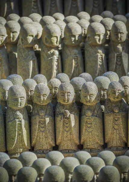 Pequeñas estatuas de Jizo en el templo de Hase-dera en Kamakura — Foto de Stock