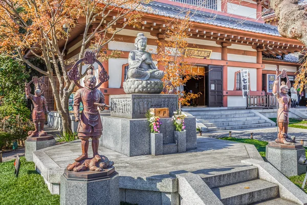 Buddha statue with the Guardians at Hasedera Temple in Kamakura — Stock Photo, Image