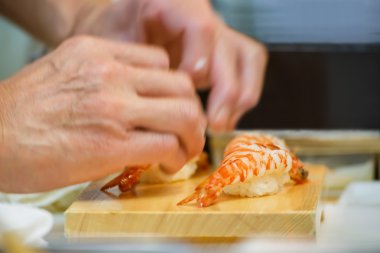 Sashimi bir kase Japon aşçının elleriyle closeup