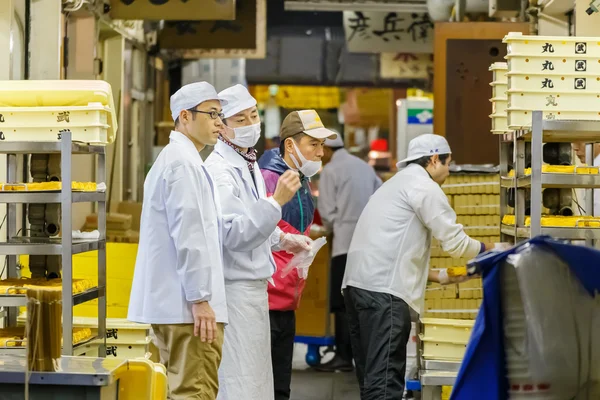 日本工人在东京筑地市场 — 图库照片