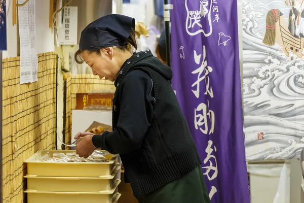 日本工人在东京筑地市场 — 图库照片