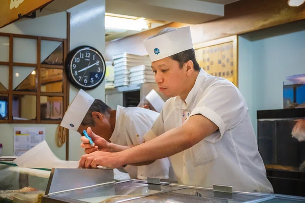 Japanse sushi chef-kok — Stockfoto