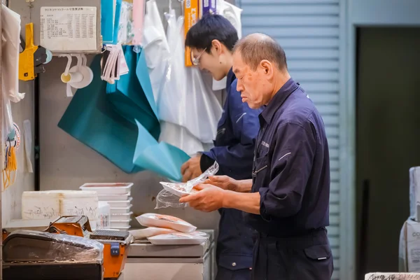 Trabajador japonés en el mercado de Tsukiji en Tokio — Foto de Stock