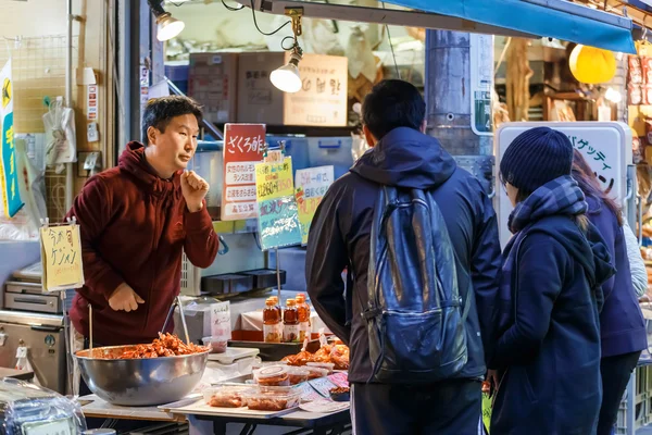 Kimji (insalata piccante coreana) al mercato Tsukiji di Tokyo — Foto Stock