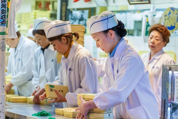 Trabalhador japonês no mercado de Tsukiji em Tóquio — Fotografia de Stock