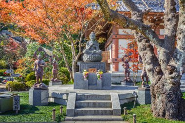Muhafızların Hasedera tapınağında Kamakura Buddha heykeli