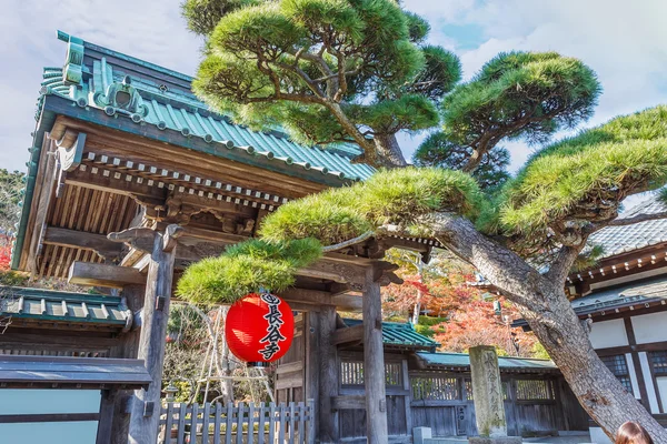 Lanterna gigante rossa al cancello anteriore del tempio di Hasedera a Kamakura — Foto Stock