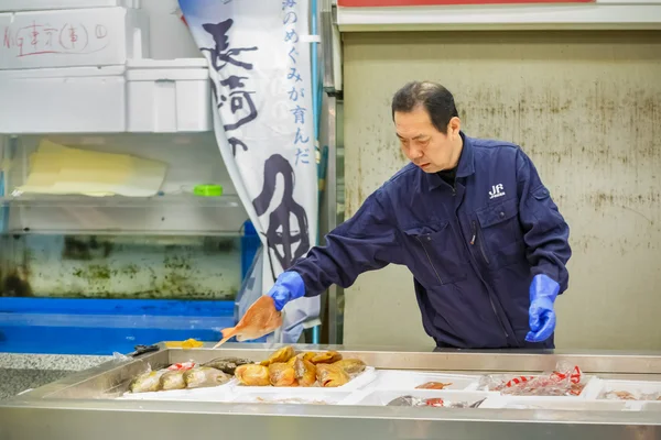 Japanska arbetare på Tsukiji marknaden i Tokyo — Stockfoto