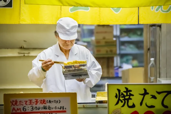 Trabalhador japonês no mercado de Tsukiji em Tóquio — Fotografia de Stock