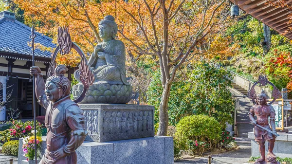 Статуя Будды со Стражами в храме Хаседера в Камакуре — стоковое фото
