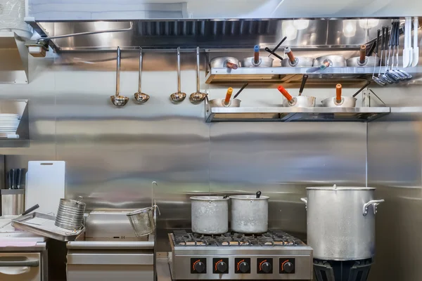 Professionelle Küche im Restaurant — Stockfoto