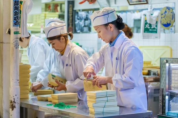 Trabalhador Japonês no Mercado de Peixes Tsukiji em Tóquio — Fotografia de Stock