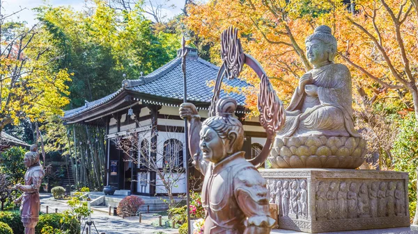 Statua di Buddha con i Guardiani al Tempio di Hasedera a Kamakura — Foto Stock