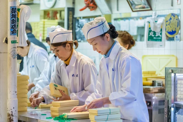 Dělníci na rybím trhu tsukiji v Tokiu — Stock fotografie