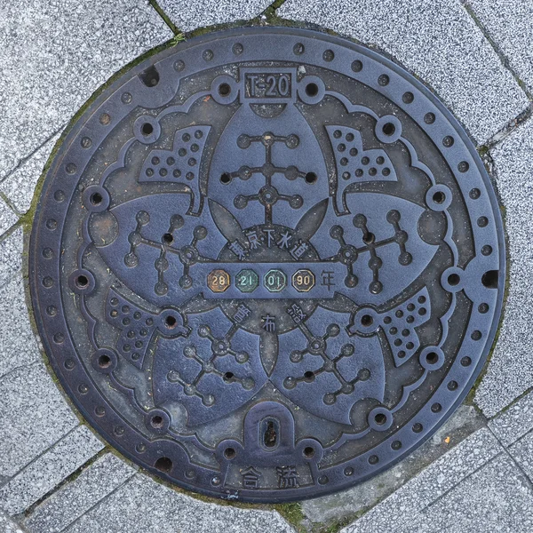 Крышка люка в Токио — стоковое фото