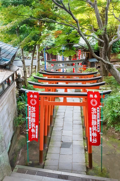 在东京的上野公园花园 Inari 神社鸟居门 — 图库照片