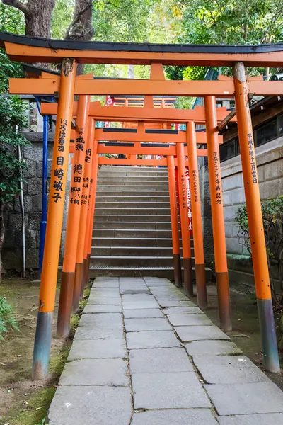 Portões Torii no Santuário Hanazono Inari no Parque Ueno em Tóquio — Fotografia de Stock