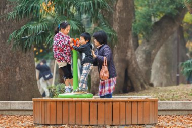 Çocuklar anneleri ile