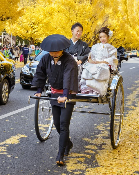 Japansk par på icho namiki avenue i tokyo — Stockfoto