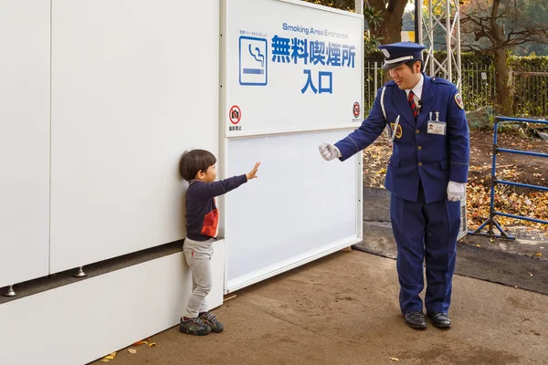 Un ragazzo con una guardia di sicurezza — Foto Stock