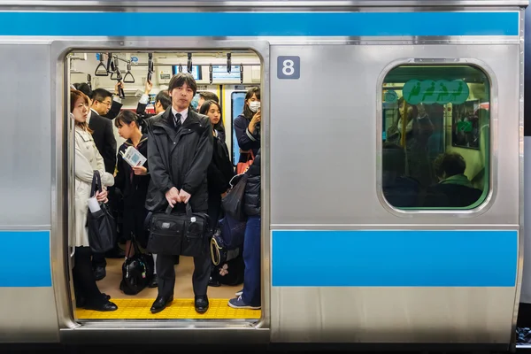 Viajeros japoneses en un tren en Tokio — Foto de Stock