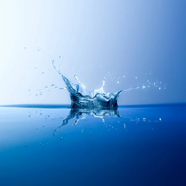 Rendering Clear Blue Splash Water Com Gotas Fundo Azul Gradiente — Fotografia de Stock