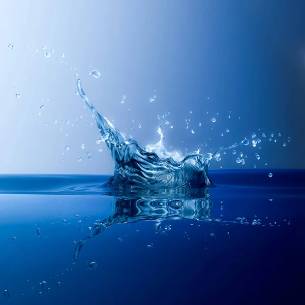 Rendering Clear Blue Splash Water Droplets Gradient Blue Background — Foto de Stock