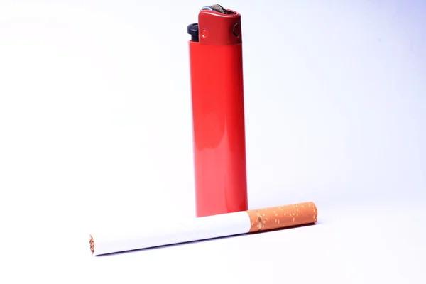 Une cigarette et un briquet rouge — Photo