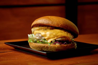 Salatalı sulu domuz burger, ananas. Tabakta patates kızartması. tahta arkaplan