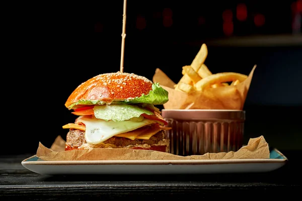 Saftiger Rindfleisch Burger Mit Salat Käse Tomaten Und Soße Auf — Stockfoto