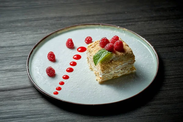 Кусочек Французского Десерта Mille Feuille Слоями Слоёного Теста Ванильного Ломтика — стоковое фото