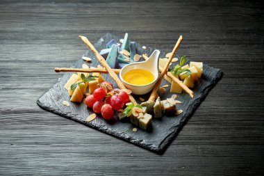 Peynir tabağında farklı peynir çeşitleri var. Antipasti