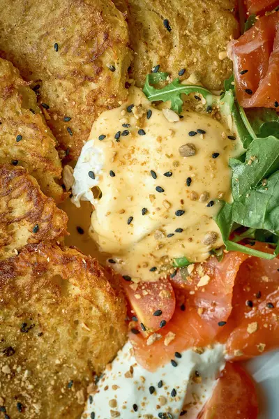 Panquecas Batata Fritas Com Ovo Escalfado Salmão Levemente Salgado Hashbrown — Fotografia de Stock