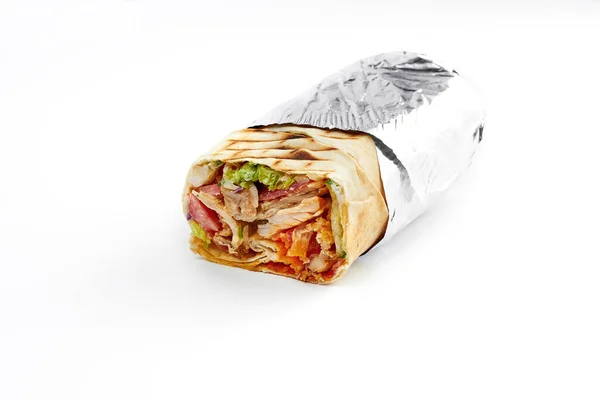 Beyaz Arka Planda Folyoya Sarılmış Sebzeli Büyük Bir Shawarma Yakın — Stok fotoğraf
