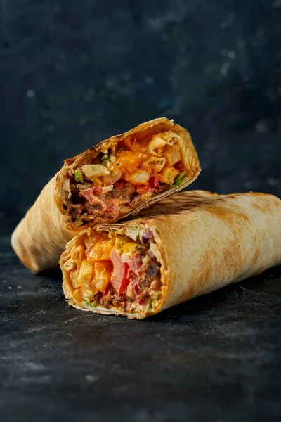 Sándwich Shawarma Cortado Por Mitad Con Relleno Carne Verduras Shawarma —  Fotos de Stock