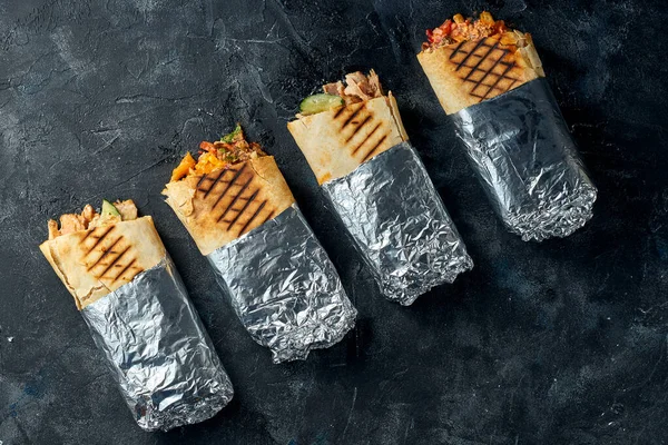 Shawarma Cortado Por Mitad Con Carne Verduras Envuelto Papel Aluminio —  Fotos de Stock