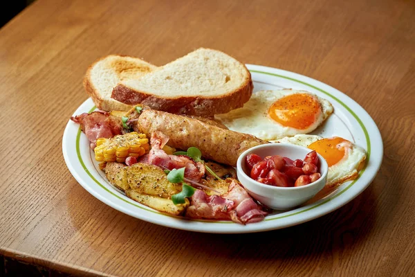 Petit Déjeuner Anglais Œufs Brouillés Avec Bacon Haricots Saucisse Dans — Photo