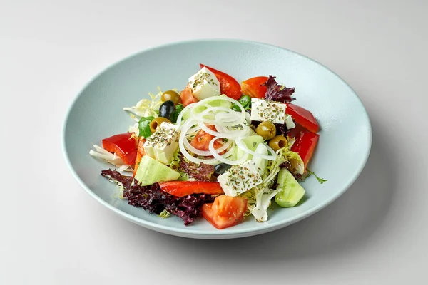 Ensalada Verduras Con Tomates Feta Aceitunas Plato Gris Sobre Fondo —  Fotos de Stock