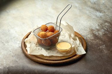 Soslu patates kızartması. Bir bar için parmak yemeği.