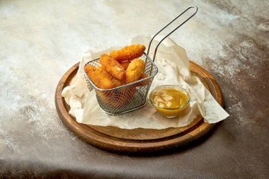 Sepette mango soslu Mozzarella kızartması. Bir bar için parmak yemeği.