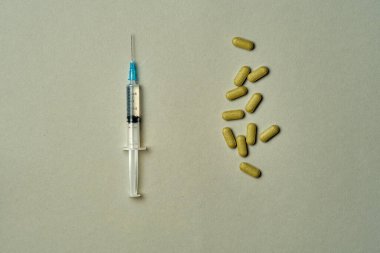 Aşı posteri. Aşı yaptırmak ya da bağışıklığı vitaminlerle güçlendirmek. Covid 19