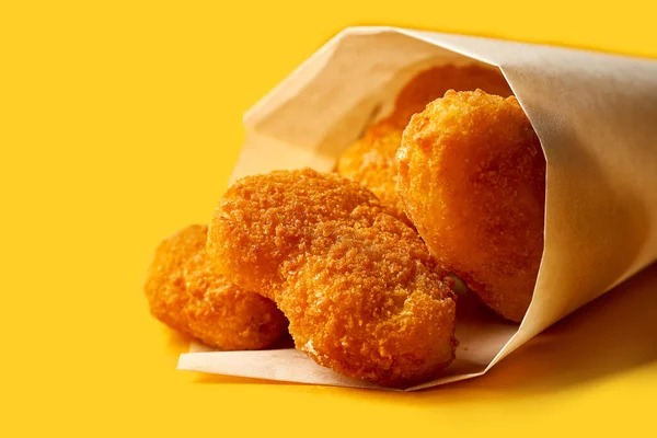 Nuggets Pollo Papel Sobre Fondo Amarillo Comida Rápida Comida Para — Foto de Stock