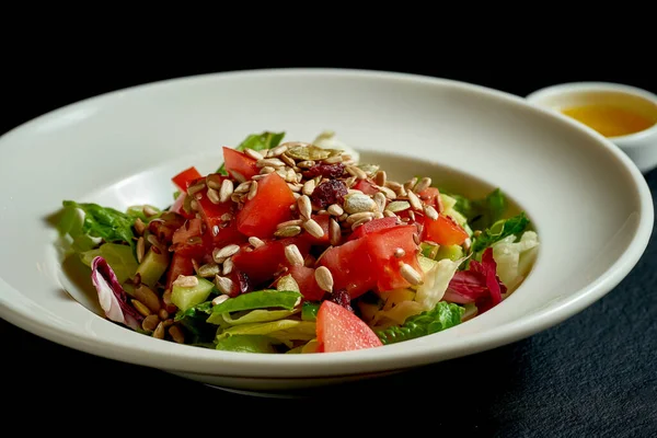 Salada Dieta Com Tomates Pepinos Sementes Uma Chapa Branca Fundo — Fotografia de Stock