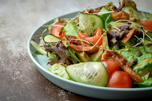 Ensalada Con Salmón Aguacate Tomate Alcachofas Plato Azul Sobre Fondo —  Fotos de Stock