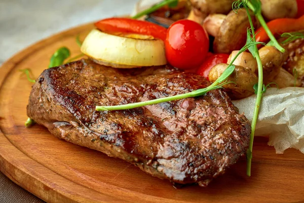 Carne Res Con Verduras Parrilla Una Bandeja Madera — Foto de Stock