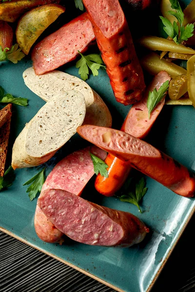 Klassiskt Mellanmål Diverse Stekt Kött Korv Potatis Inlagda Gurkor Tallrik — Stockfoto