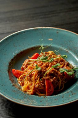 Domatesli ve kıymalı makarna soslu iştah açıcı. İtalyan mutfağı