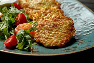 Geleneksel Ukrayna ve Belarus yemekleri - kızarmış patates krepleri (draniki, deruny) ekşi krema ve somon ile